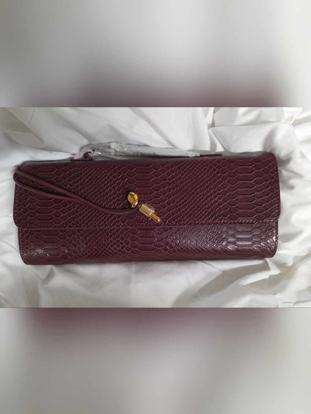 Women’s Burgundy Textured Leather Shoulder/Clutch Bag. Has Detachable Strap.